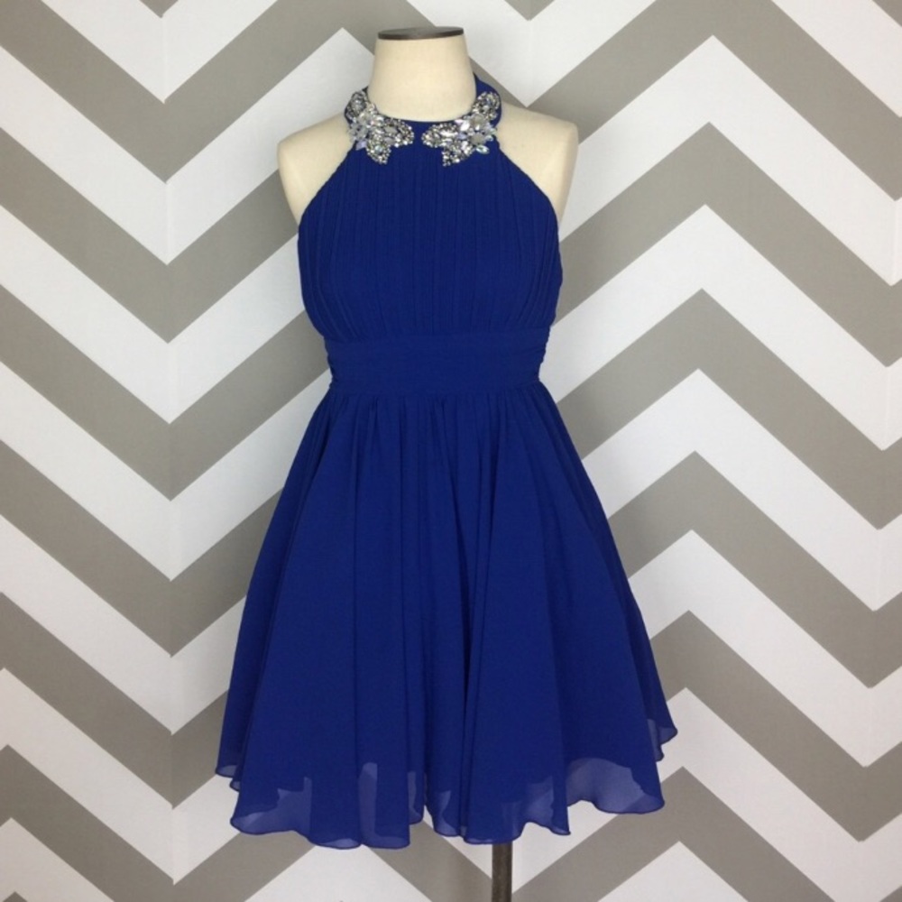 Pre loved. 🌺🥂 Fun and elegant  dress Mid length